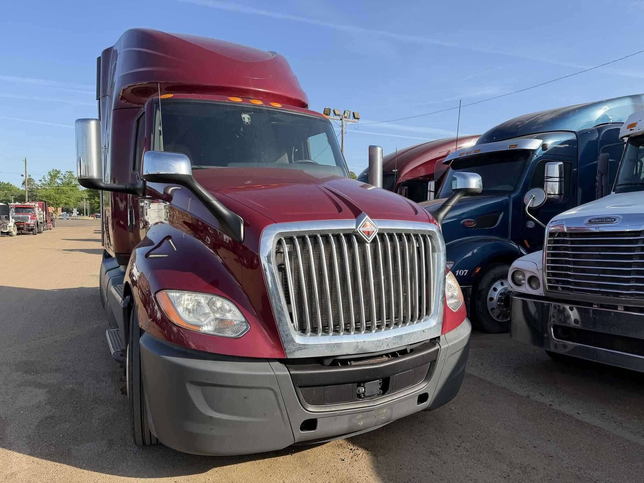 2020 International LT625 image 3