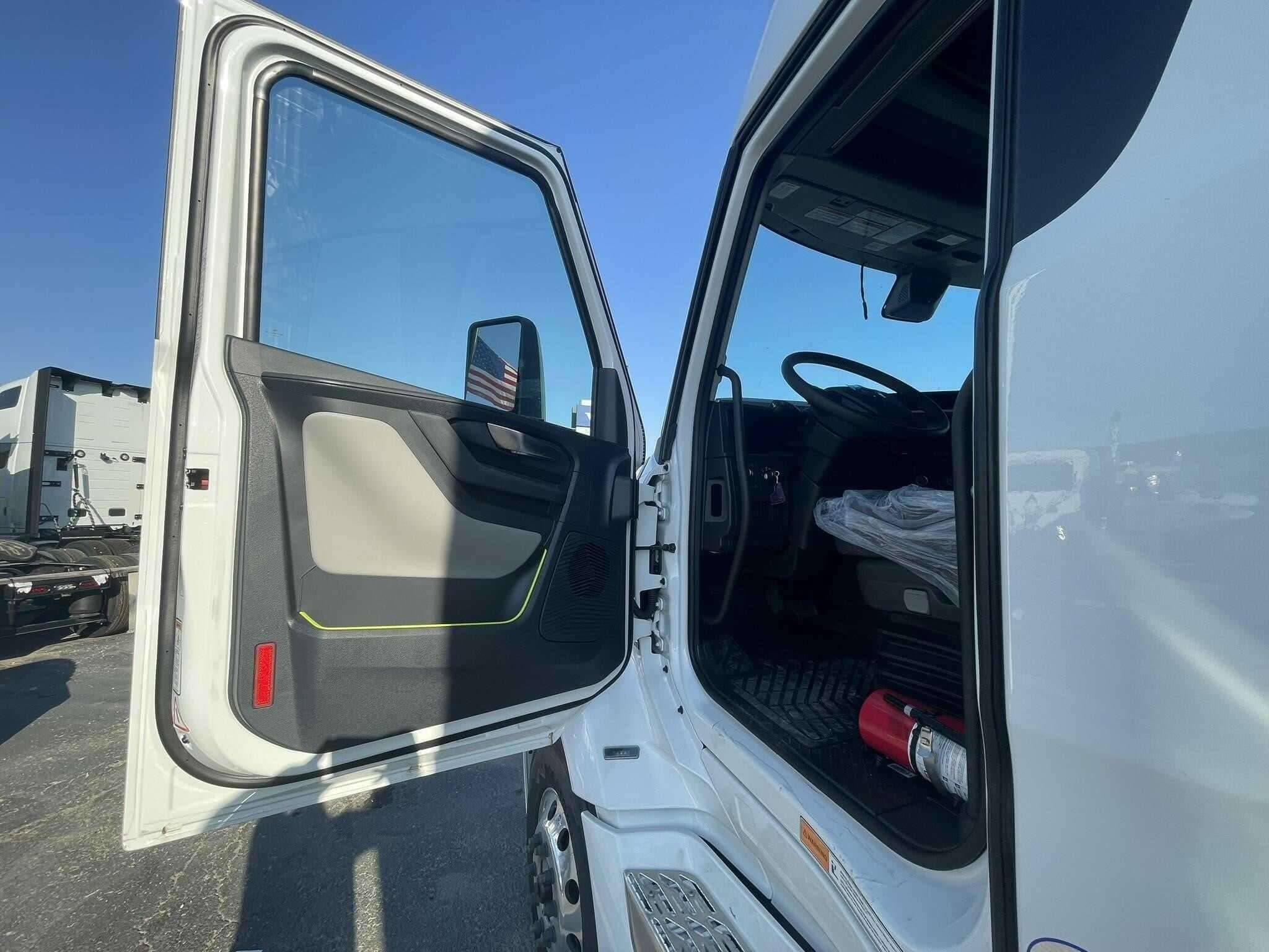2026 Volvo NEW VNL image 7