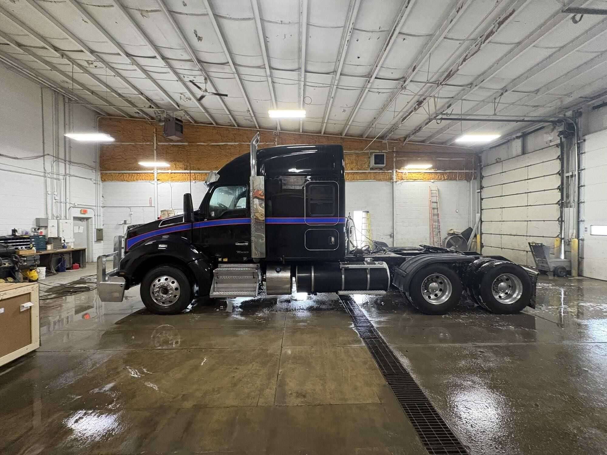 2023 Kenworth T880 image 4