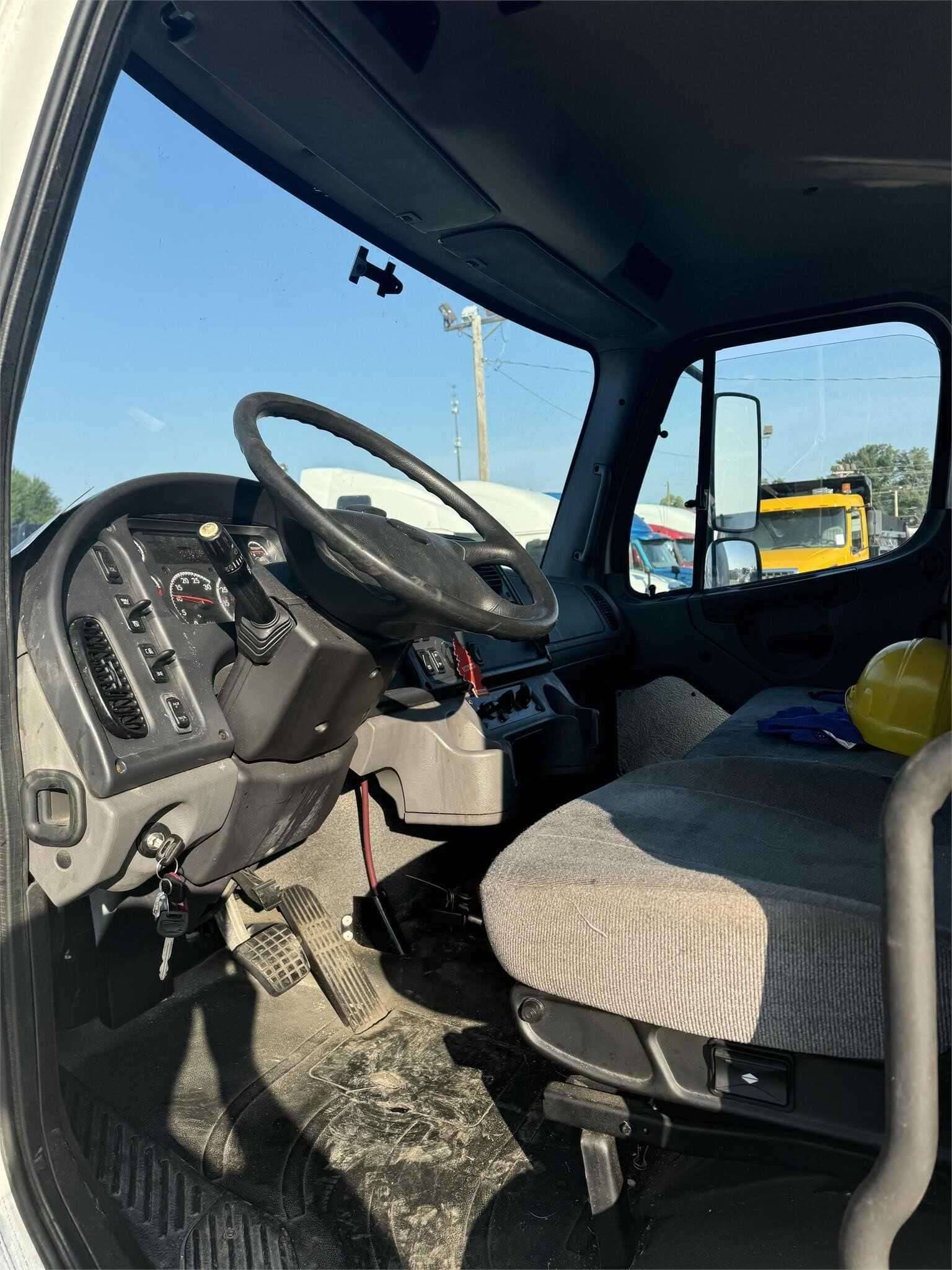 2019 Freightliner M2 image 1