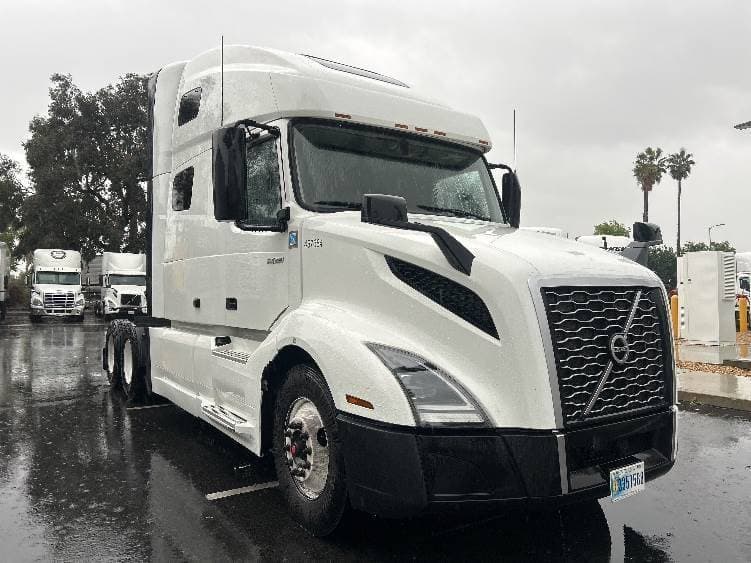 2023 Volvo VNL64T760 image 1